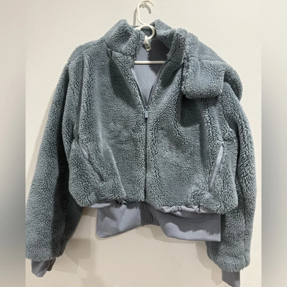 ALO YOGA Foxy Sherpa Cropped Hooded Fleece
Teddy Jacket Steel Blue - Picture 7 of 7